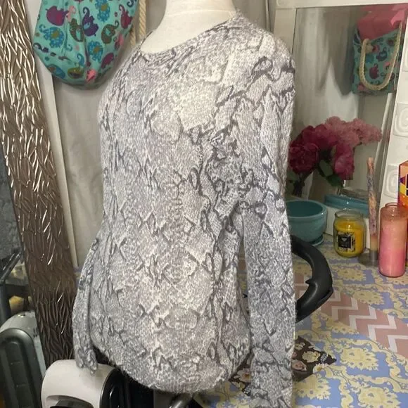🌹Gray Wool Sweater🌹 Python Snake Print - Picture 3 of 5
